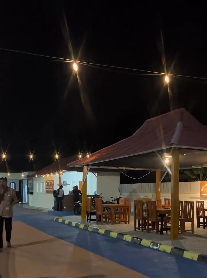 Pemandangan Meja Outdoor di Bawah Atap Pendopo